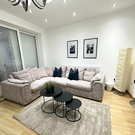 London Charm - Comfortable Room In Spacious House المظهر الخارجي الصورة