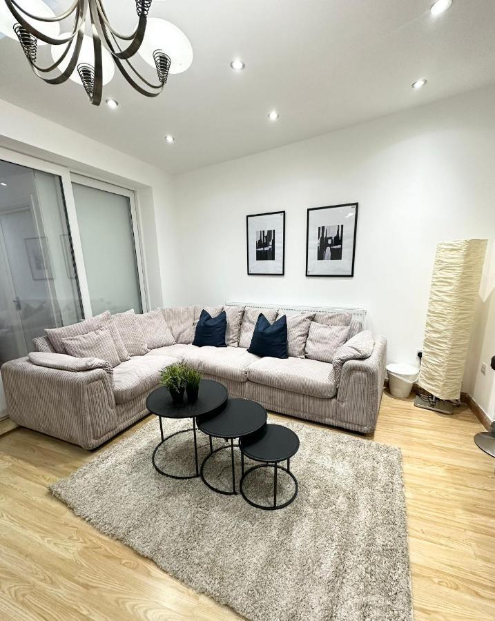 London Charm - Comfortable Room In Spacious House المظهر الخارجي الصورة