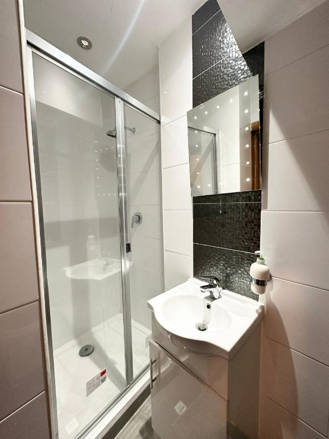 London Charm - Comfortable Room In Spacious House المظهر الخارجي الصورة